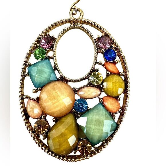 Multi color faceted lucite pastel crystal gold tone hoop pierced earrings - Picture 9 of 10